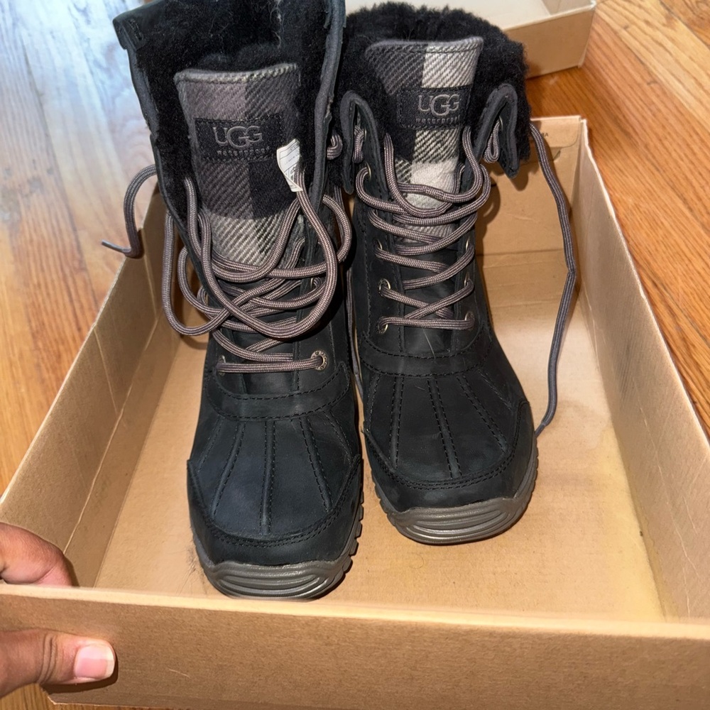 UGG Women's Black and Gray Winter Boots